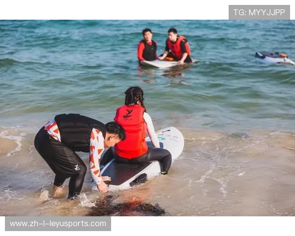 冲浪男选手和海豚一起冲浪成绝美画 冲浪男选手和海豚一起冲浪成绝美画